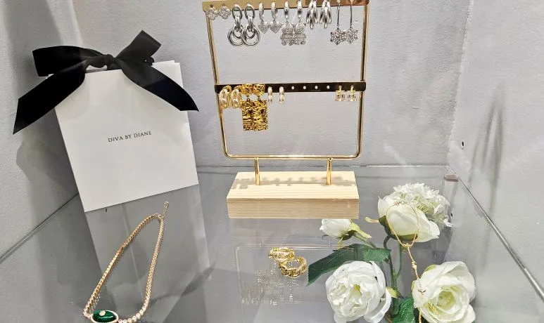 La vitrine de bijoux Diva by Diane au shop : boucles d'oreilles dorées et argentées, collier, sac de la marque