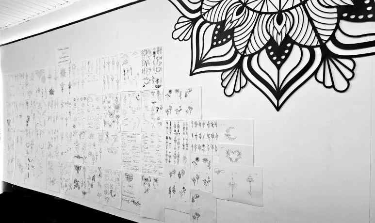 Le mur de flashs dessinés par Diane, au shop