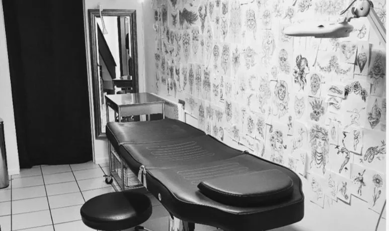 La salle de tatouage du shop et son mur de flashs